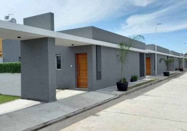 Casa en venta de dos dormitorios con cochera y patio en complejo calle Brasil 